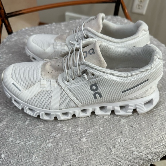 On Running White Sneakers Cloud 6 size 6.5 - Picture 3 of 12